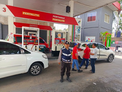 Bhabinkamtibmas AIPTU Ungkap Hutagalung melaksanakan monitoring dan pengamanan penyaluran Bahan Bakar Minyak (BBM) di SPBU No. 14.211.207 Simpang Sambo