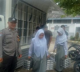 Bhabinkamtibmas Kelurahan Pahlawan AIPTU Ungkap Hutagalung monitoring distribusi MBG di SMU Negeri 4