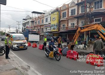 Unit Turjawali dan Kamsel melaksanakan survey perbaikan jalan rusak dan amblas di Jalan Gereja tepatnya depan Indomaret