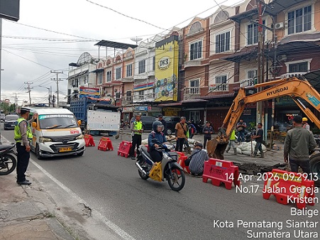Unit Turjawali dan Kamsel melaksanakan survey perbaikan jalan rusak dan amblas di Jalan Gereja tepatnya depan Indomaret