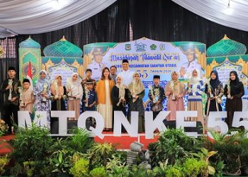 Camat Siantar Utara Marlon Brando Sitorus SSTP MSi photo bersama para juara
