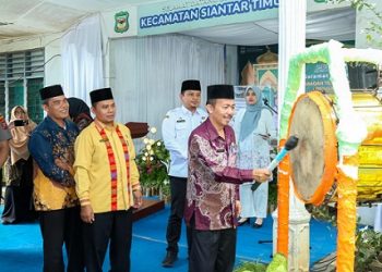 Camat Siantar Timur Masa Rahmat Zebua SE MSi ikut pukul beduk buka MTQN ke-58 Tingkat Kecamatan Siantar Timur 