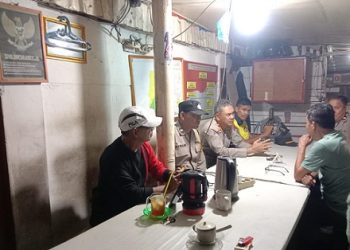 Bhabinkamtibmas Kelurahan Pardomuan AIPDA Hardi N. Silalahi dampingi anggota Poskamling Jalan Senangin menerima kunjungan Kasat Binmas AKP Maxi J. Manurung SH