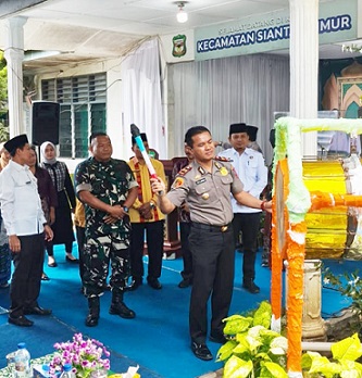 Kapolsek Siantar Timur IPTU Edy J.J. Manalu SH. MH ikut pukul bedug di Pembukaan MTQN ke 58 Tingkat Kecamatan Siantar Timur Tahun 2026