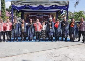 Wali Kota Pematangsiantar Wesly Silalahi SH MKn menghadiri Pagelaran Seni Budaya Multi Etnis, yang diselenggarakan Disdik Kota Pematangsiantar, di pelataran Monumen Raja Sang Naualuh Damanik