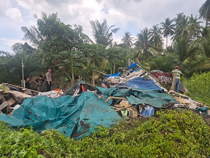 Polsek Teluk Nibung Robohkan Barak Narkoba