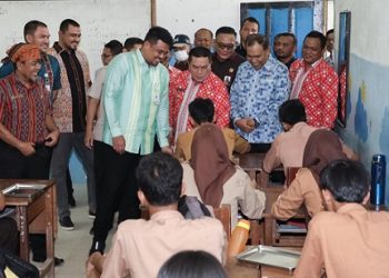 Wali Kota Pematangsiantar Wesly Silalahi SH MKn mendampingi Gubernur Sumut Muhammad Bobby Afif Nasution SE MM mengunjungi SMA Negeri 5 Pematangsiantar, di Jalan Medan Kelurahan Tanjung Tongah Kecamatan Siantar Martoba
