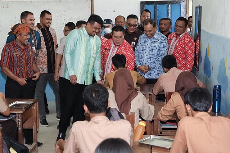 Wali Kota Pematangsiantar Wesly Silalahi SH MKn mendampingi Gubernur Sumut Muhammad Bobby Afif Nasution SE MM mengunjungi SMA Negeri 5 Pematangsiantar, di Jalan Medan Kelurahan Tanjung Tongah Kecamatan Siantar Martoba
