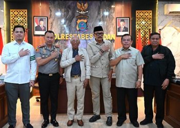 Kapolrestabes Medan, Kombes Pol Jean Calvijn Simanjuntak saat menerima Wakil Ketua Mahkamah Kehormatan Dewan (MKD) DPR RI, I Wayan Sudirta, didampingi Wakil Ketua MKD Agung Widyantoro serta anggota MKD DPR RI lainnya, seperti Hasan Basri Agus, Tommy Kurniawan, dan Mangihut Sinaga. (Foto Ist)