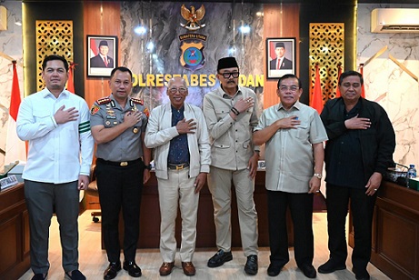 Kapolrestabes Medan, Kombes Pol Jean Calvijn Simanjuntak saat menerima Wakil Ketua Mahkamah Kehormatan Dewan (MKD) DPR RI, I Wayan Sudirta, didampingi Wakil Ketua MKD Agung Widyantoro serta anggota MKD DPR RI lainnya, seperti Hasan Basri Agus, Tommy Kurniawan, dan Mangihut Sinaga. (Foto Ist)