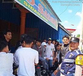 Bhabinkamtibmas Kelurahan Simarimbun Bripka Johannes C. Siregar sambangi pelajar SM yang mangkal di Emperan Bakso Salsa