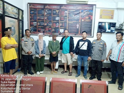 Piket Pawas IPDA H. Matondang, Kanit Reskrim IPDA Ricardo Rajagukguk S.Sos, Ka. SPKT dan personil piket respon cepat melakukan pengecekan TKP dan mediasi laproan keributan di Jalan SM. Raja