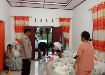 Bhabinkamtibmas Aipda Hardi N Silalahi melaksanakan pendampingan penjualan jagung petani binaan Kapolsek Siantar Timur ke Gudang Bulog Kota Pematangsiantar