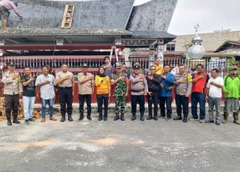 Kapolsek Siantar Selatan IPTU Suhaira Marbun SH bersama anggota dampingi Camat Siantar Selatan Henri Purba SH monitoring Kebersihan dan Pengecetan Jorat Sangnaualuh