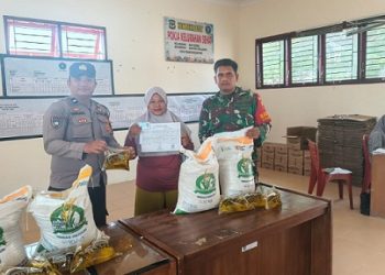 Bhabinkamtibmas Kelurahan Bah Sorma AIPDA Fadlan Fahmi melaksanakan monitoring pendistribusian Bantuan Pangan Tahun 2026 kepada warga