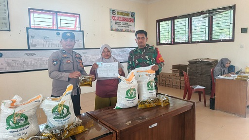 Bhabinkamtibmas Kelurahan Bah Sorma AIPDA Fadlan Fahmi melaksanakan monitoring pendistribusian Bantuan Pangan Tahun 2026 kepada warga