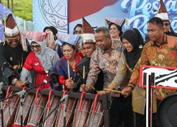 Wali Kota Pematangsiantar Wesly Silalahi SH MKn diwakili Wakil Wali Kota Herlina menghadiri acara Pesta Rakyat memeringati Hari Jadi ke-193 Kabupaten Simalungun di halaman Kantor Bupati Simalungun, Pamatang Raya