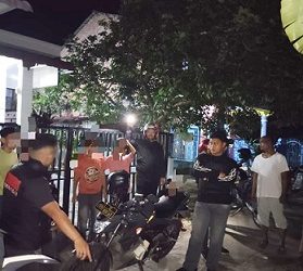 Timsus Dayok Mirah saat berikan himbauan kepada masyarakat masih berkumpul 