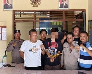 Tersangka IKS dan barang bukti diapit Kanit Reskrim IPDA B. Situngkir SH bersama Tim Opsnal saat di Polsek Gunung Malela