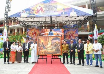 Wali Kota Pematangsiantar Wesly Silalahi SH MKn diwakili Sekda Junaedi Antonius Sitanggang SSTP MSi saat terima lukisan The Last Supper (Perjamuan Terakhir) Yesus Kristus di Perayaan Paskah Katolik Pematangsiantar Tahun 2026