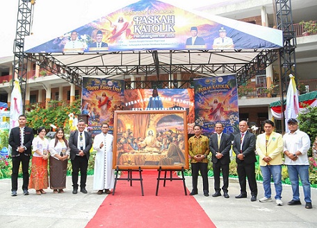 Wali Kota Pematangsiantar Wesly Silalahi SH MKn diwakili Sekda Junaedi Antonius Sitanggang SSTP MSi saat terima lukisan The Last Supper (Perjamuan Terakhir) Yesus Kristus di Perayaan Paskah Katolik Pematangsiantar Tahun 2026