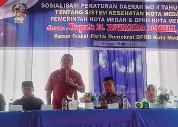 Anggota DPRD Kota Medan, H.Iswanda Ramli SE saat sosialisasi Perda Kota Medan No 4 tahun 2012 tentang sistem kesehatan kota di Jalan Kejaksaan Kelurahan Petisah Tengah Kecamatan Medan Petisah (Foto Ist)