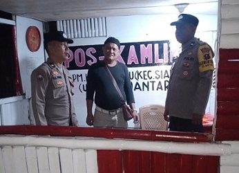 Piket Bhabinkamtibmas AIPTU H.E. Pane dan AIPDA M. Nurday melaksanakan SALING di Pos Kamling Melayu Jalan Tanah Jawa
