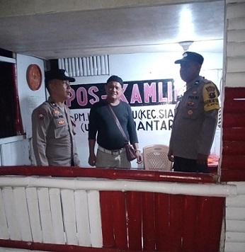 Piket Bhabinkamtibmas AIPTU H.E. Pane dan AIPDA M. Nurday melaksanakan SALING di Pos Kamling Melayu Jalan Tanah Jawa