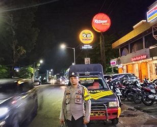 Piket Bhabinkamtibmas AIPDA Julham E. Saragih dan AIPDA Saut Sihaloho melaksanakan KRYD malam hari di wilayah hukumnya