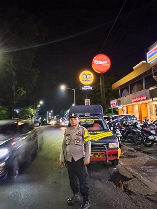 Piket Bhabinkamtibmas AIPDA Julham E. Saragih dan AIPDA Saut Sihaloho melaksanakan KRYD malam hari di wilayah hukumnya