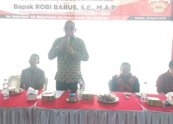 Anggota DPRD Kota Medan Robi Barus saat Sosialisasi Perda Kota Medan Nomor 9 Tahun 2017 tentang Pedoman Pembentukan Lingkungan, Pengangkatan dan Pemberhentian Kepala Lingkungan di Jalan K.L Yos Sudarso Gg Sri Deli, Kelurahan Glugur Kota, Kecamatan Medan Barat (Foto Ist)
