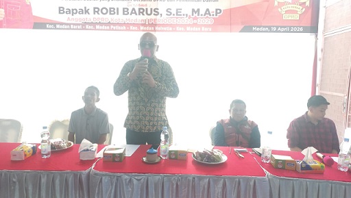 Anggota DPRD Kota Medan Robi Barus saat Sosialisasi Perda Kota Medan Nomor 9 Tahun 2017 tentang Pedoman Pembentukan Lingkungan, Pengangkatan dan Pemberhentian Kepala Lingkungan di Jalan K.L Yos Sudarso Gg Sri Deli, Kelurahan Glugur Kota, Kecamatan Medan Barat (Foto Ist)