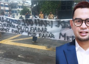 Puluhan massa gelar aksi untuk mengkritik kinerja 100 Direksi PUD Pasar Kota Medan, Anggia Ramadhan dihalaman Balai Kota Medan (Foto Romulo)