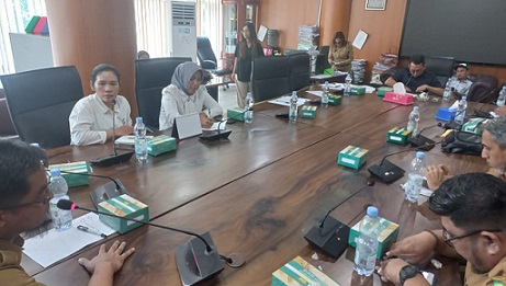 Ketua Komisi 4 DPRD Kota Medan Paul Mei Anton Simanjuntak didampingi anggota Komisi 4 Renville Pandapotan Napitupulu dan Lailatul Badri saat RDP soal Amdal RS Marta Friska, dimana Kadis DLH Kota Medan tidak hadir termasuk perwakilannya. (Foto Ist)