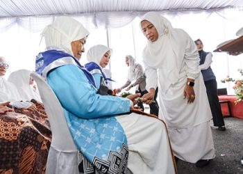 Wakil Wali Kota Herlina melakukan tepung tawar Jamaah Calon Haji Kota Pematangsiantar Tahun 1447 H/2026 M di rumah dinas wali kota