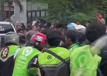 Sejumlah driver ojol mengangkat tubuh seorang driver ojol yang ditabrak kereta api di Jalan Elang Kelurahan TSM 3, Kecamatan Medan Denai (Foto Ist)