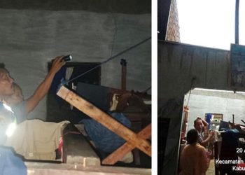 Kapolsek Siantar Martoba AKP Martua Manik SH. MH saat pengecekan ke rumah Martalena boru Sihombing yang rusak diterjang angin puting beliung