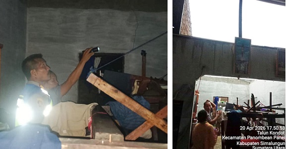 Kapolsek Siantar Martoba AKP Martua Manik SH. MH saat pengecekan ke rumah Martalena boru Sihombing yang rusak diterjang angin puting beliung