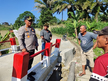 Kapolres Simalungun, AKBP Marganda Aritonang, S.H. S.I.K. M.M pengecekan hasil pembangunan Jembatan Merah Putih Presisi di Jorlang Hataran