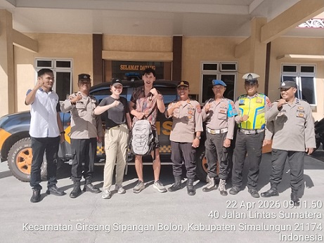 Polsek Girsang Sipangan Bolon Sigap Temukan Paspor dan Barang Berharga Turis Asal Belanda