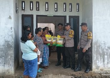 Kapolsek Siantar Martoba AKP Martua Manik SH. MH diwakili Kanit Binmas IPDA Nirwan Sirat bersama Bhabinkamtibmas memberikan bantuan dan sumbangan kepada warga terkena bencana alam 