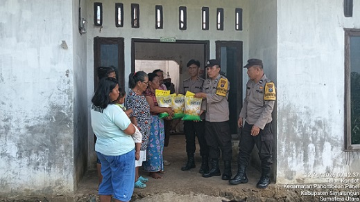 Kapolsek Siantar Martoba AKP Martua Manik SH. MH diwakili Kanit Binmas IPDA Nirwan Sirat bersama Bhabinkamtibmas memberikan bantuan dan sumbangan kepada warga terkena bencana alam