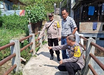 Bhabinkamtibmas Aiptu Untung Nainggolan, Aiptu Herry Tarigan dan Bripka Swandi Hutabarat Dampingi Cek Jembatan Penyeberangan di Gang Losung Aek