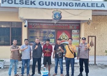 Pelaku AFH beserta barang bukti diapit Kanit Reskrim IPDA B. Situngkir SH dan Tim Opsnal 