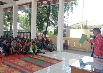 DLH Kota Pematangsiantar menyerahkan kontrak kerja dan surat tugas kepada 66 orang supir, kernet, dan petugas lapangan tenaga kebersihan.