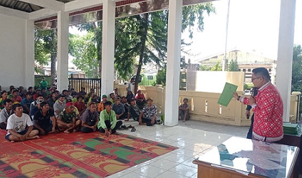 DLH Kota Pematangsiantar menyerahkan kontrak kerja dan surat tugas kepada 66 orang supir, kernet, dan petugas lapangan tenaga kebersihan.