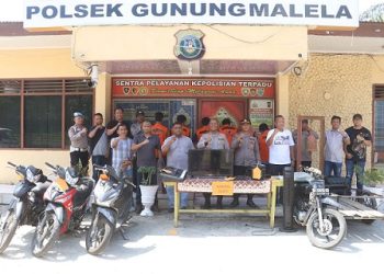 Kapolres Simalungun AKBP Marganda Aritonang, S.H. S.I.K. M.M didampingi Kapolsek Gunung Malela AKP Hengky Siahaan, S.H, M.H, Kasat Intelkam IPTU Rido Valentino Pakpahan, S.Kom. M.H, Kanit Reskrim IPDA Bolon Hot Situngkir, S.H, Kanit Intelkam AIPTU Ipran Saragih saat press release