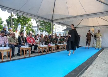 Wali Kota Pematangsiantar Wesly Silalahi SH MKn dan Kapolres Pematangsiantar AKBP Sah Udur Togi Marito Sitinjak SH SIK MH menghadiri dan menyaksikan Fashion Show Wastra bertajuk Etnika Moderna.