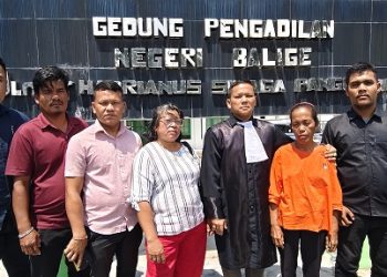 Kornauli Br Sinaga didampinggi kuasa hukumnya Benri Pakpahan SH dan tim Kantor Hukum Ben Pakpahan & Patners. (Foto Ist)