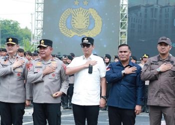 Anggota DPRD Kota Medan, Saipul Bahri SE ( baju biru) yang hadir di acara Simulasi Sispamkota  foto bersama dengan Kapolda SumUTU Irjen Pol Whisnu Hermawan Februanto, Wakapolda Brigjen Pol Sonny Irawan dan Wali Kota Medan, Rico Tri Putra Bayu Waas. (Foto Ist)